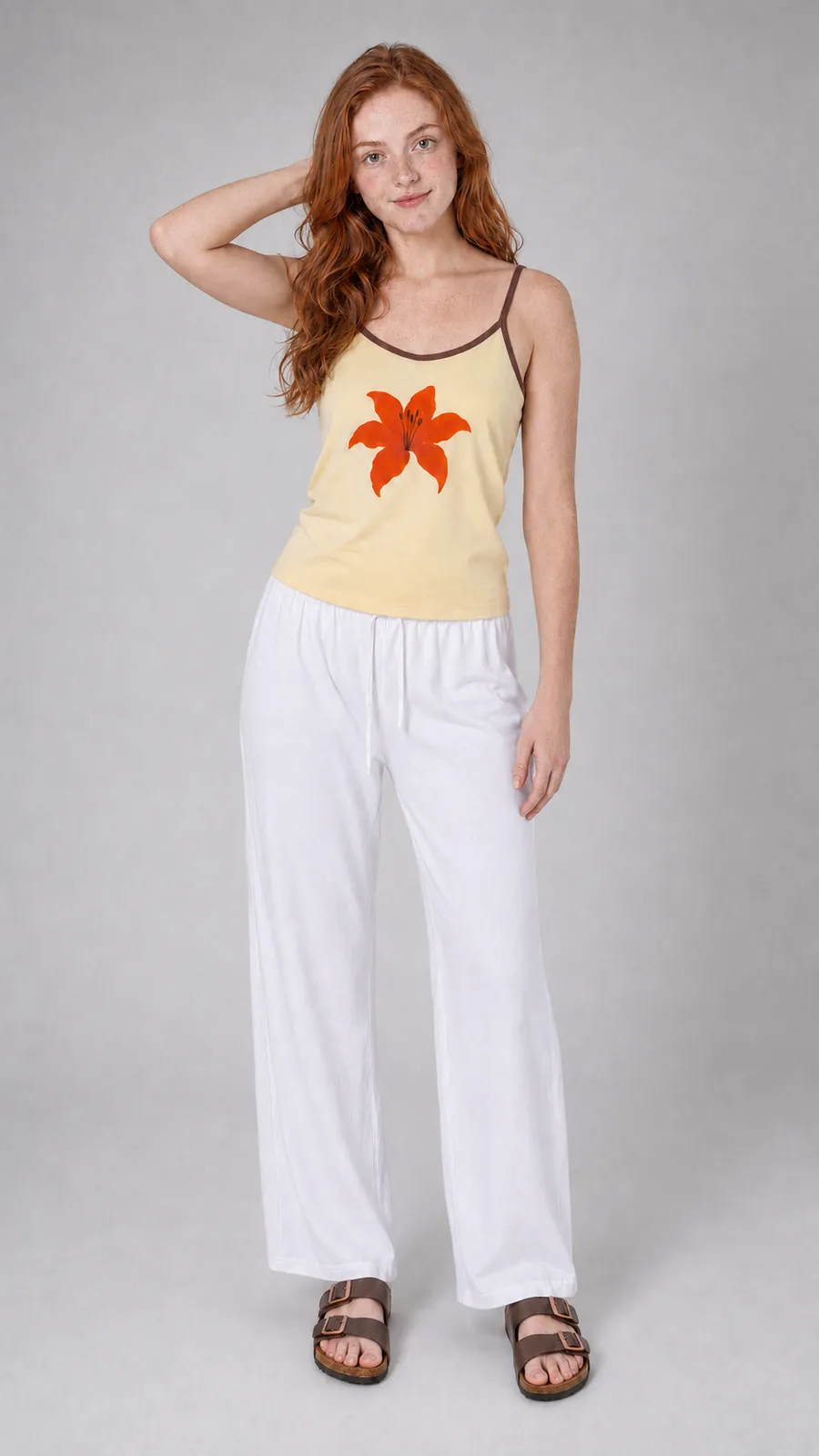 KI-generiertes On-Model-Bild: Model in gelbem Top mit Blumenprint und weißer Hose